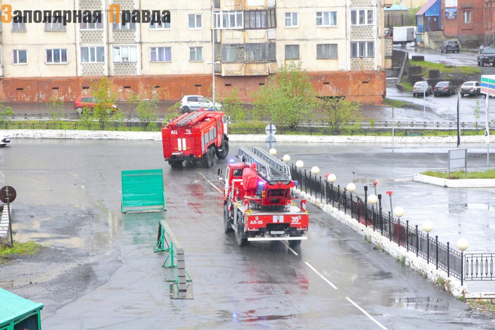 В правилах дорожного движения прописали нормы пропуска спецтранспорта  Новые правила вступили в силу 26 июля.  Теперь уступать дорогу машинам скорой помощи, полиции и пожарным, а также другому спецтранспорту придётся по-новому: необходимо уступить дорогу или освободить полосу проезжей части путём перестроения транспорту с включёнными проблесковыми маячками и звуковым сигналом сирены. Или выполнить другой манёвр, предусмотренный правилами, чтобы освободить дорогу.  Подробнее читайте на нашем сайте.   #зпнорильск #заполярнаяправда #газетанорильск #норильск #талнах #кайеркан #оганер #новостинорильска    ВКонтакте     Telegram