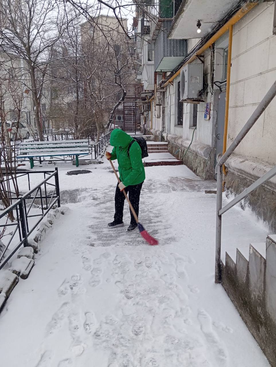 Управляющими компаниями Центрального района с самого утра ведутся работы по зачистке и посыпке дворовых территорий от снега и наледи.