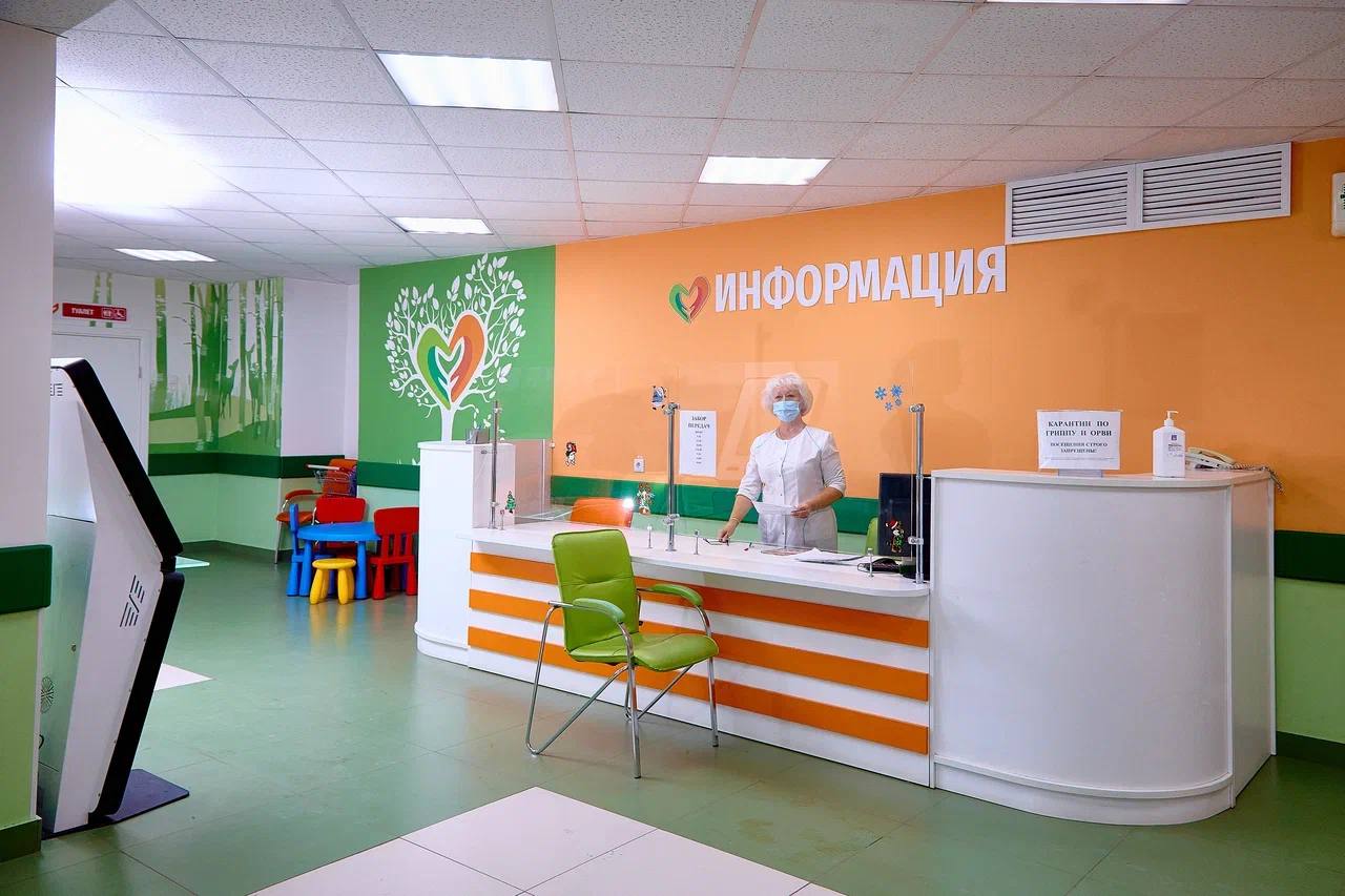 ‍ ‍ ‍ Андрей Орлов поздравил детей и их родителей с праздником   Самарская область — это регион, где вопросы детского здоровья всегда были и остаются в приоритете. Лучший способ сделать ребенка счастливым — это обеспечить его здоровье.   Министр здравоохранения Самарской Области Андрей Орлов:   «Правительство Российской Федерации и наш Губернатор Вячеслав Андреевич Федорищев уделяют большое внимание улучшению и обновлению инфраструктуры детских медучреждений.   В рамках модернизации первичного звена строим новые объекты для оказания медицинской помощи детям, капитально ремонтируем детские поликлинические отделения, приобретаем современное оборудование.  К примеру, в Самаре для  юных пациентов возведено консультативно-диагностиеское отделение областной больницы, в котором оказывается медицинская помощь всему детскому населению региона. За год здесь оказана консультативная помощь уже почти 30 тысячам пациентам Октябрьского района и жителям нашего региона.   Ведутся работы по возведению детской поликлиники на 500 посещений в смену и хирургического-реанимационного модуля на территории Самарской областной детской клинической больницы им. Н.Н. Ивановой. В Тольяттинской детской больнице капитально отремонтировали отделения реабилитации и хирургии, оснастили новым оборудованием.    В рамках национального проекта «Семья», который реализуется по решению Президента Владимира Владимировича Путина, в этом году будут проведены капитальные ремонты родильных отделений и поставлено современное оборудование.   Большое внимание уделяется профилактическим осмотрам маленьких пациентов и льготному лекарственному обеспечению.  В родильных отделениях региона  проводится расширенный скрининг новорожденных для выявления 36 наиболее тяжелых генетических патологий.   Поздравляю всех детей и их родителей с Днем защиты детей, а также выражаю глубокую благодарность коллегам: врачам, медсестрам детских учреждений, фельдшерам, службе скорой медпомощи, которые стоят на страже детского здоровья. Забота о здоровье детей - вклад в наше будущее! Искренне желаю всем здоровья!»  #каждыйдень_деньзащитыдетей #минздрав_63  #СамарскаяОбласть