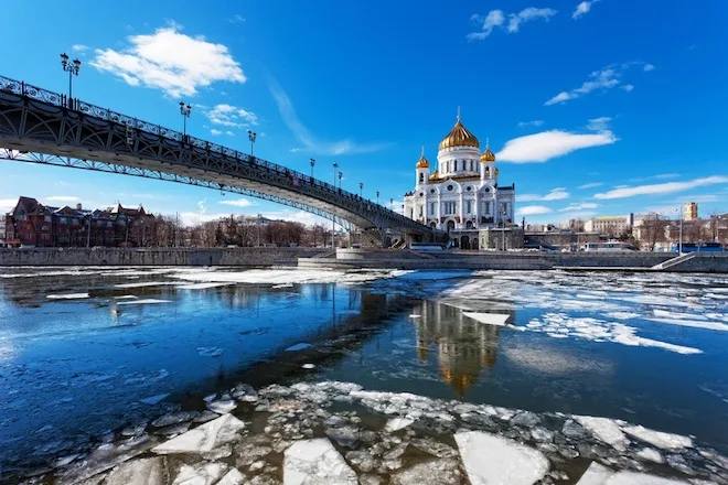 Весна в России будет ранней и самой жаркой за последние годы:   «Особенно значительные изменения ожидаются в центральной части страны. В Москве и других крупных городах региона средняя температура может подняться почти на два градуса выше обычного. Наиболее выраженным это потепление станет в марте, когда отклонение от нормы достигнет 2,1 градуса. Такие показатели делают предстоящую весну одной из самых теплых за последние годы.  Что касается осадков, то южной части России следует готовиться к более влажной весне, чем обычно. Особенно много осадков ожидается в Ростовской области, Краснодарском крае. Но и жителям центральных регионов синоптики рекомендуют не расслабляться: обильные дожди  а может и снегопады в начале марта  абсолютно реальны»