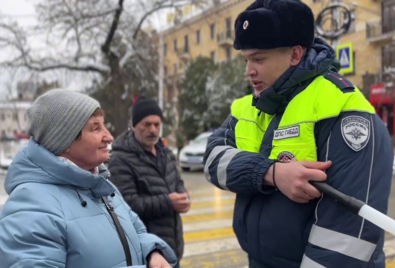 Пешеходы на Ставрополье не отличаются дисциплинированностью  Более 1000 нарушений выявили автоинспекторы Ставрополья в рамках профилактического мероприятия «Пешеход» с 29 по 31 января.  В ходе рейдов привлечены к ответственности 722 пешехода за переход проезжей части в неустановленном месте. Также выявлено 348 водителей, которые не предоставили преимущество в движении гражданам.  Самым частым нарушением ПДД является пересечение проезжей части дорог вне пешеходного перехода, как в пределах, так и за пределами населенных пунктов.  Подобные мероприятия будут проводиться на постоянной основе с учетом возрастающих рисков ДТП с участием пешеходов в зимний период, отметили в Госавтоинспекции Ставрополья.