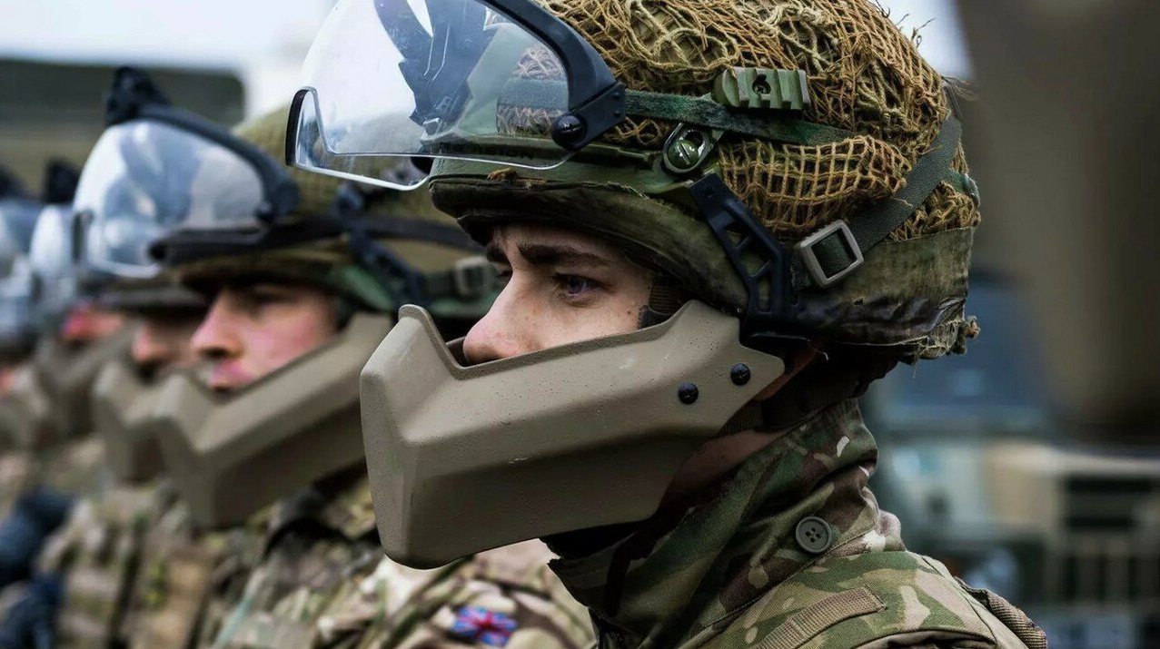 Британия запускает годовую военную программу для выпускников школ Минобороны Британии запускает программу для молодежи которая даст военный опыт за год без обязательств продолжать службу передает ArbatMedia Новая инициатива стартует в 2026 году и будет доступна для граждан в возрасте до 25 лет Она рассчитана на тех кто решил сделать паузу между школой и университетом и предлагает 12 месяцев военной подготовки с возможностью получить практические навыки без обязательной службы в будущем На первом этапе участие смогут принять 150 человек однако в дальнейшем планируется расширить программу до 1000 мест ежегодно Участникам будут выплачивать зарплату однако точные суммы пока не раскрываются По словам представителей Минобороны проект должен помочь справиться с нехваткой кадров в армии и повысить интерес молодежи к военной службе Вдохновением для британской схемы послужила аналогичная австралийская программа успешно работающая уже более десяти лет Прислать новость