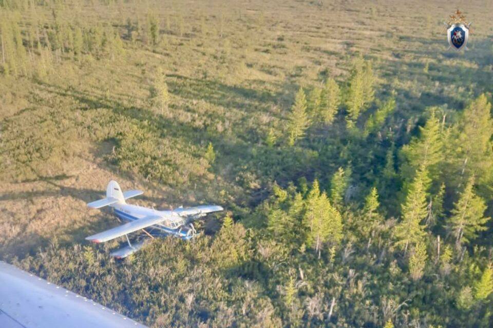 Самолет совершил вынужденную посадку в лесу в Якутии Самолет Ан-2 совершил вынужденную посадку в лесном массиве в Жиганском районе Якутии. По факту авиационного происшествия возбуждено уголовное дело, сообщили в Восточном межрегиональном следственном управлении на транспорте СК России. «Якутским следственным отделом на транспорте Восточного межрегионального следственного управления на транспорте СК России возбуждено уголовное дело по ч. 1 ст. 263 УК РФ нарушение правил безопасности движения и эксплуатации воздушного транспорта », — указано в сообщении. Воздушное судно компании «Золото Ыныкчана» направлялось из Жиганска в Оленек. Борт обнаружили в 300 км от Жиганска. На поиски вылетел вертолет «Полярных авиалиний». По предварительным данным следствия, авиаинцидент произошел из-за технических неисправностей. На борту находились два члена экипажа и один пассажир. Никто из них не пострадал. По уголовному делу следователи провели осмотр аэродрома, на котором базируется самолет, изъяли образцы топлива и документы на воздушное судно. Назначена судебная экспертиза нефтепродуктов и горюче-смазочных материалов. Фото: Восточное МСУТ СК России Все новости #Яестьновость Обсудить