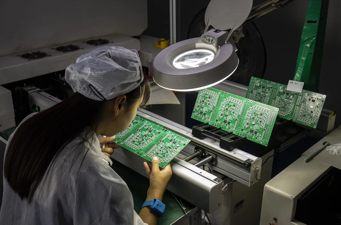 США воздерживаются от введения новых тарифов на китайские чипы на фоне перемирия между Трампом и Си Цзиньпином   США обвинили Китай в недобросовестной торговой практике в полупроводниковом секторе но отказываются вводить дополнительные пошлины на импорт микросхем как минимум до середины 2027 года   Управление торгового представителя США опубликовало результаты почти годичного расследования в отношении китайского сектора производства микросхем начатого в последние недели правления бывшего президента Джо Байдена в надежде что этот вопрос будет решен при президенте Дональде Трампе За прошедшие месяцы Трамп заключил перемирие с председателем КНР Си Цзиньпином чтобы положить конец торговой войне которая потрясла мировые рынки Хотя никаких немедленных пошлин объявлено не было правительство допустило возможность их введения в будущем Первоначальный уровень тарифов останется нулевым в течение 18 месяцев увеличившись 23 июня 2027 года до уровня который будет объявлен не менее чем за 30 дней до этой даты говорится в уведомлении представителя США в Федеральном реестре Стремление Китая к доминированию в полупроводниковой промышленности является необоснованным создает препятствия или ограничивает торговлю США и следовательно влечет за собой принятие мер говорится в уведомлении Источник Bloomberg chinastocksnet Если полезно поставьте лайк Китай США Навигация по каналам  Акции  Облигации  Китай  Трейдинг  Новости  Клуб