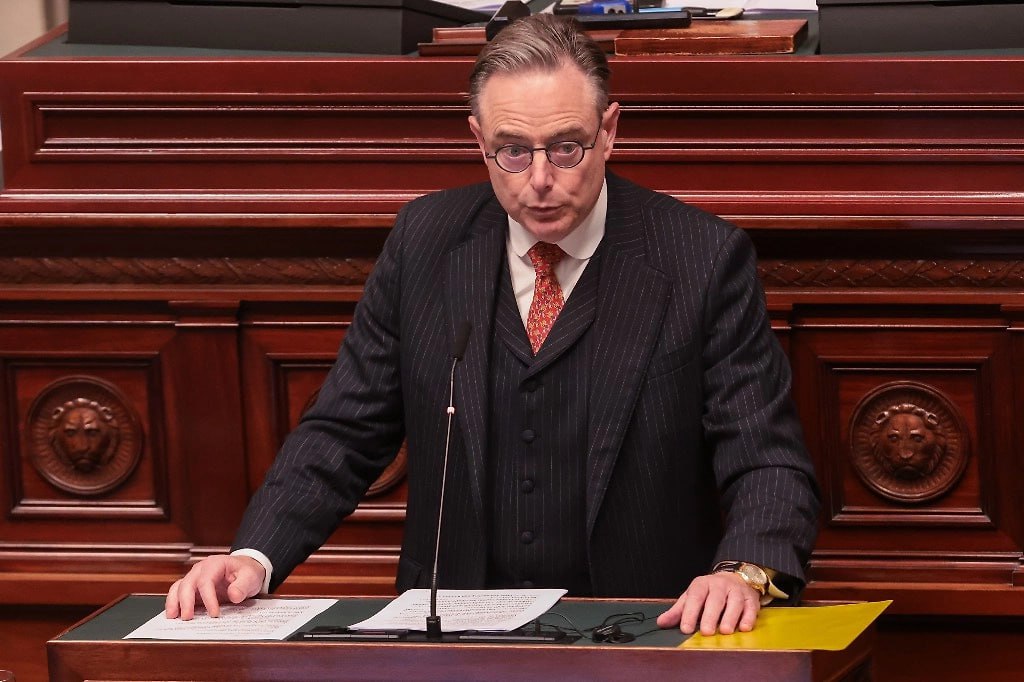 Премьер Бельгии назвал воровством план ЕС по замороженным активам России Премьер министр Бельгии Барт Де Вевер выразил резкое несогласие с инициативой Еврокомиссии по использованию замороженных российских активов в пользу Украины охарактеризовав её как воровсктво Глава правительства также сообщил о готовности Брюсселя оспорить данное решение в судебном порядке указав на потенциальные правовые сложности Барт де Вевер настаивает на том что существуют более уместные решения чем воровство средств Банка России сообщили журналисты Геополитика