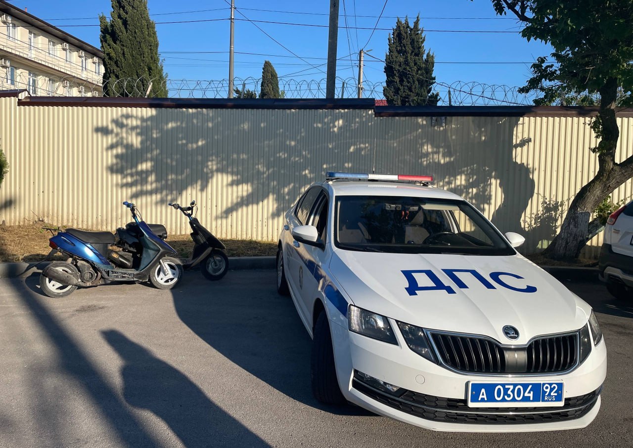 В Севастополе задержаны несовершеннолетние водители мопедов Сотрудники ГИБДД Севастополя во время дневного патрулирования остановили двух 16-летних подростков. Ребята управляли мопедами без водительских удостоверений. С подростками и их родителями была проведена профилактическая беседа. Материалы дела переданы на рассмотрение в комиссию по делам несовершеннолетних. Сотрудники Госавтоинспекции напоминают, что управлять мопедом разрешено лицам, достигшим 16-летнего возраста, только после прохождения обучения в автошколе и получения водительского удостоверения категории "М". Нарушителям грозит штраф от 5 до 15 тысяч рублей. Читайте Севкор