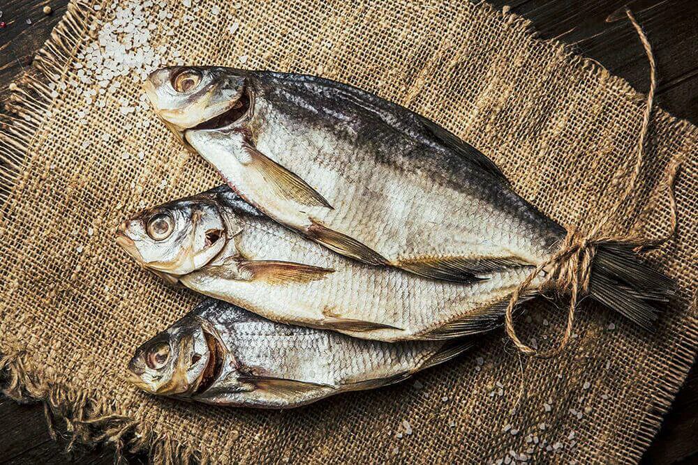 Россия впервые за историю наблюдений экспортировала сушеную рыбу в Бразилию Теперь у бразильцев есть идеальная закуска для просмотра футбольных матчей Согласно оценкам экспертов за 10 месяцев 2025 года Россия поставила в страну более 24 тонн сушеной рыбы на сумму почти 400 тыс долл США большая часть которой треска Ранее сушеная рыба в Бразилию не экспортировалась Также в октябре 2025 года возобновились поставки водки впервые с декабря 2024 года Общий объем ввоза спиртных напитков в 2025 году составил почти 50 тонн на сумму более 125 тыс долл США В целом за январь октябрь 2025 года Россия экспортировала в Бразилию продукции АПК на сумму свыше 4 млн долл США tradewithoutborders торговлябезграниц импорт экспорт Россия Бразилия рыба Торговля без границ   Экспорт Вашей продукции Решение любых вопросов ВЭД