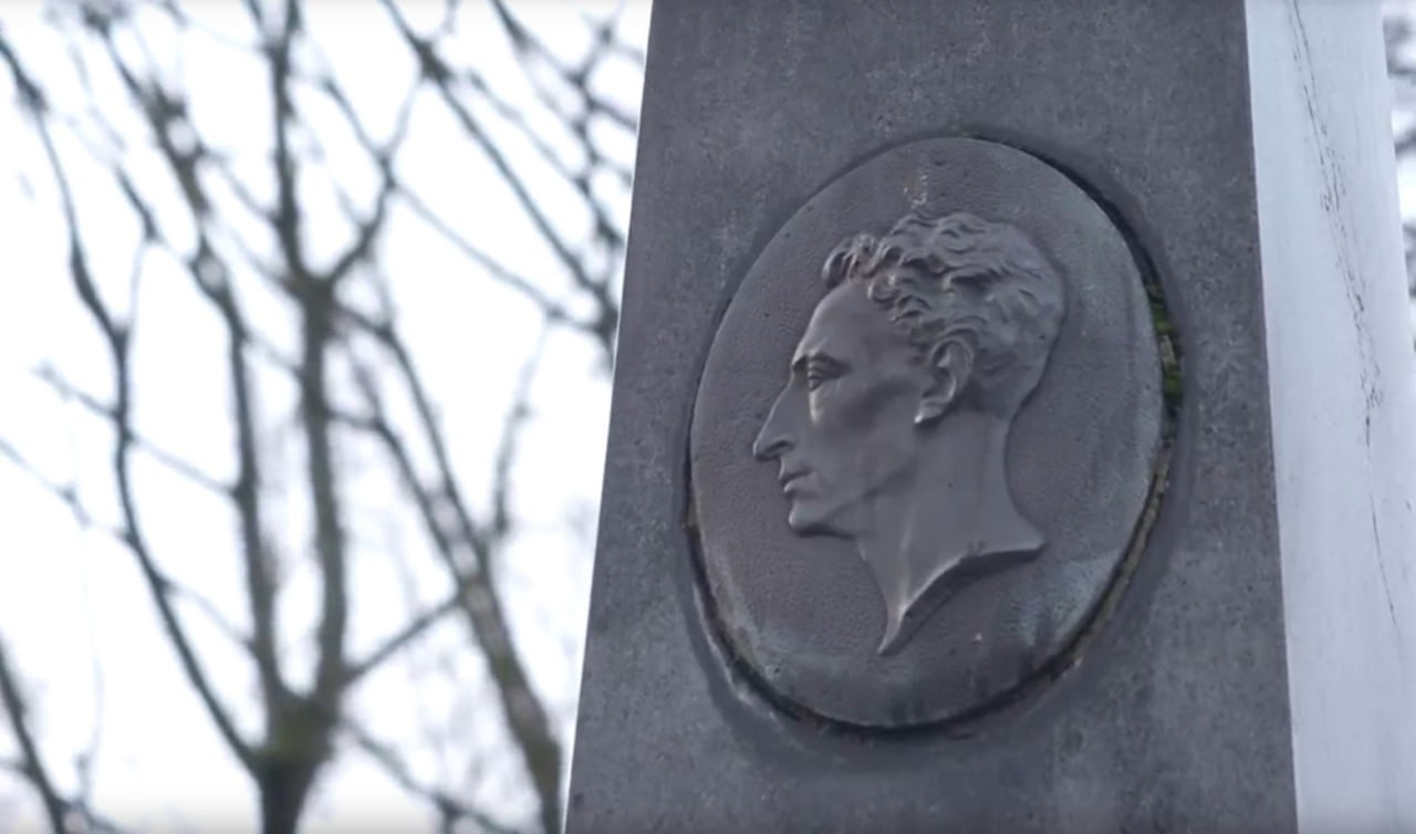 Петербург 28 ноября отмечает 145 летие со дня рождения поэта Александра Блока Писатель стал одной из известных фигур Серебряного века и идеологом русских символистов Поэт родился в семье ученых и литераторов его мать дочь ректора Петербургского университета Несколько лет маленький Саша провел в ректорском флигеле а в 1889 году переехал на Петроградскую набережную Там он начинает свои первые шаги в литературе Спустя годы Блок вместе с супругой Любовью Менделеевой и матерью переехали в дом на улице Декабристов В 1980 году здесь открылся музей в котором собраны вещи писателя сборники сочинений детские рисунки Рядом со зданием есть памятник Блоку а на другой стороне Пряжки одна из улиц носит имя поэта Блок умер после болезни 7 августа 1921 года Поэта похоронили на Смоленском православном кладбище где покоятся его близкие В 1939 году было принято решение перезахоронить поэта на Литераторских мостках Волковского кладбища Фото скриншот с видео Город Подпишись на Город в MAX