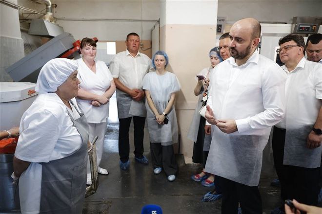 Вячеслав Федорищев провел совещание по развитию Кошкинского района Губернатор Самарской области Вячеслав Федорищев с командой регионального правительства посетил важнейшие социальные объекты Кошкинского района, оценил ремонт дорог и развитие инфраструктуры. Большое внимание уделили и общению с жителями. Также губернатор провел итоговое совещание с главой района и кабинетом региональных министров. Фото: пресс-служба правительства Самарской области
