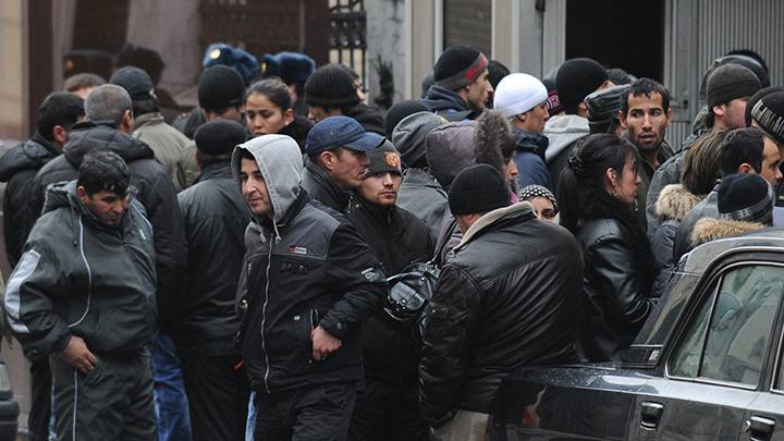 Мигрантам запретили работать продавцами и курьерами Пока только в Ростовской области Ограничение вступит в силу с 1 апреля и коснется иностранцев находящихся в России по трудовому патенту Они не смогут работать на трубопроводах курьерами в оптовых или розничных продажах продуктов напитков и табака водителями и машинистами а также сотрудниками фитнес центров Приезжие из стран Евразийского экономического союза под запрет не попадут Геополитика