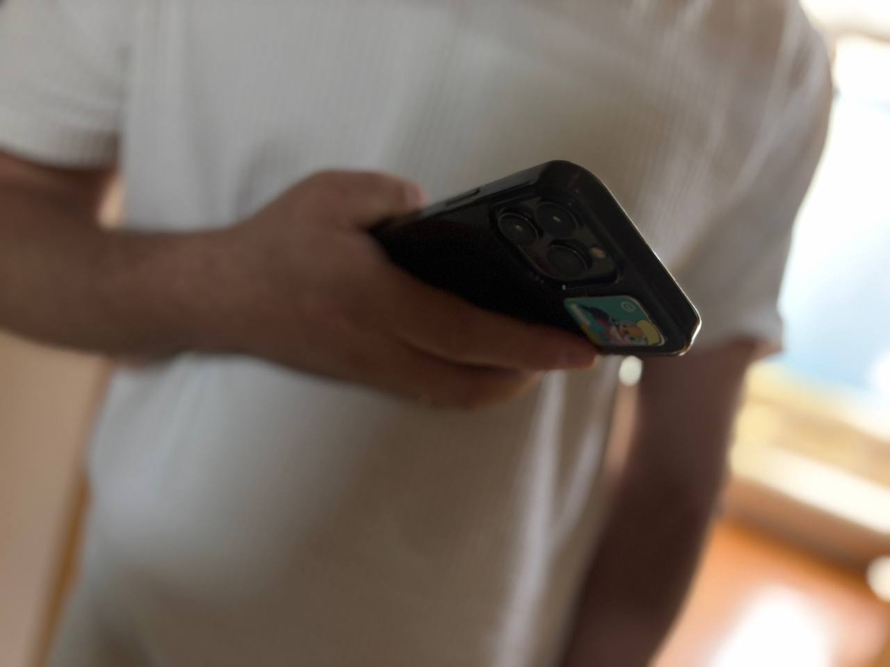 Оформил займы и перевел мошенникам почти 1 5 миллиона рублей житель ЕАО С заявлением о мошенничестве обратился в полицию 33 летний житель Облученского района ЕАО Все началось с переписки в чате знакомств Неизвестная рассказала о схеме инвестирования и познакомила потерпевшего с аналитиком Менеджер убедил мужчину установить приложение и открыть брокерский счет После внесения первого депозита заявитель провел свою первую сделку Далее злоумышленники под предлогом увеличения будущей прибыли уговорили его оформить несколько кредитов и продолжить вложения На одном из этапов сотрудники банка заподозрив неладное заблокировали транзакцию и предупредили клиента о возможном мошенничестве Потерпевший заблокировал карту но на следующий день все таки решил продолжить инвестировать В общей сложности молодой человек оформил займы и перевел аферистам почти 1 5 миллиона рублей Когда на его виртуальном счете отобразилась крупная прибыль но вывести эти средства оказалось невозможно гражданин заподозрил обман Мужчина стал проверять используемый сайт и выяснил что он фишинговый Возбуждено уголовное дело Подпишись в MAX   Прислать новость