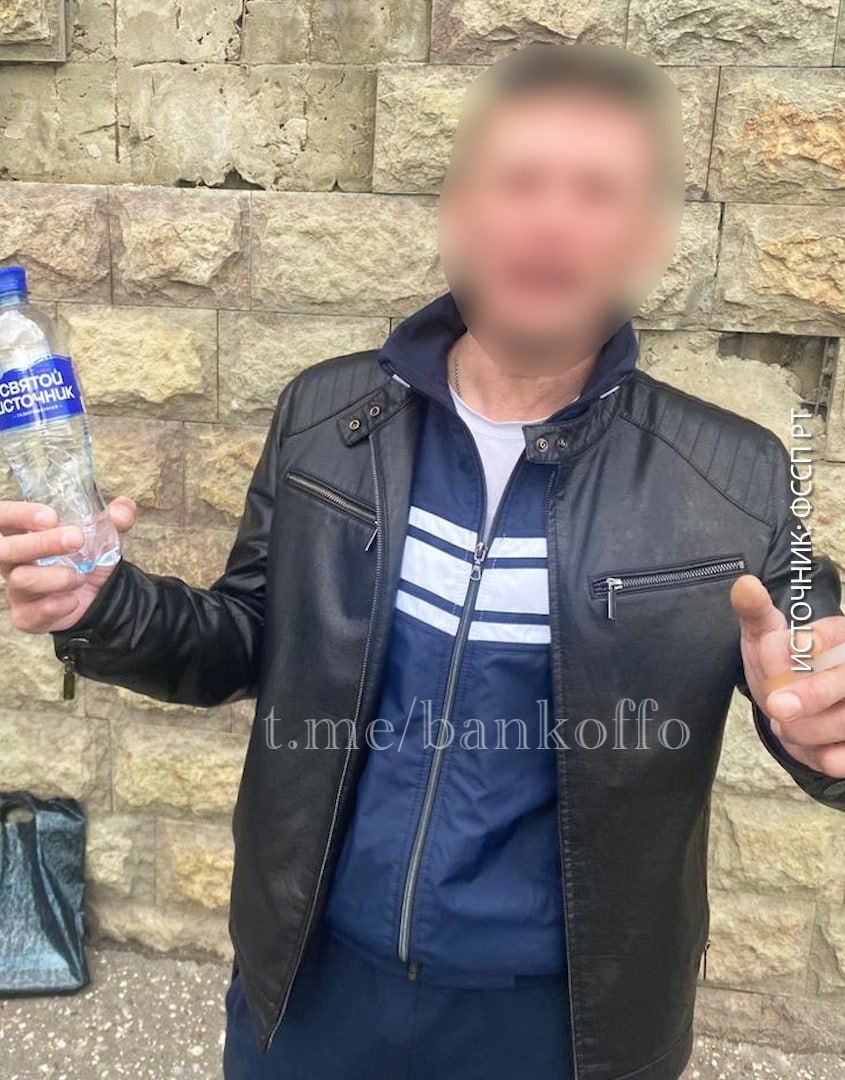 В Казани судят мужчину по имени Исус Христос. Он прописал у себя в квартире площадью 32 кв. м сразу 45 иностранцев. На первое заседание он не явился, а на второе его доставили принудительно: приставам пришлось устроить засаду и схватить Исуса Петровича, когда тот вышел в магазин с бутылкой воды.