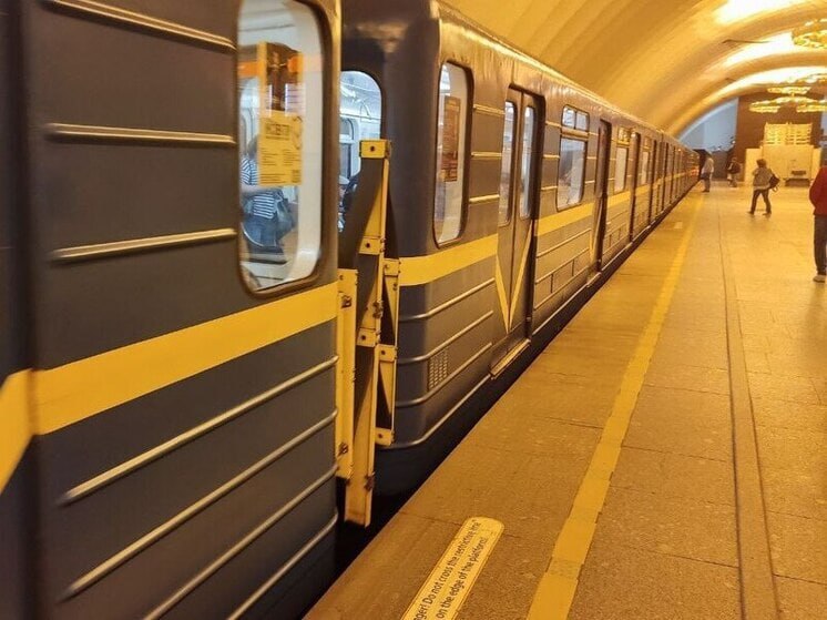 Метро Петербурга потратит 200 млн на переделку головных вагонов в обычные Петербургский метрополитен планирует модернизировать девять вагонов серии 81 540 8 превратив их из головных в обычные пассажирские Стоимость работ оценили в 200 миллионов рублей следует из данных портала госзакупок Согласно техзаданию подрядчику предстоит демонтировать кабины машинистов с оборудованием и увеличить полезное пространство в вагонах Работы будут вестись в условиях секретности инженерная документация выдается только на бумаге ее запрещено оцифровывать копировать и пересылать Заявки от подрядчиков принимают до 28 августа Вагоны этой серии поступили в Петербург в начале 2000 х годов и отличались просторными кабинами Несколько лет назад выяснилось что головных вагонов оказалось больше чем нужно и часть простаивает Видимо их решили переоборудовать что дешевле покупки новых МК в Питере Подпишись на Дежурный