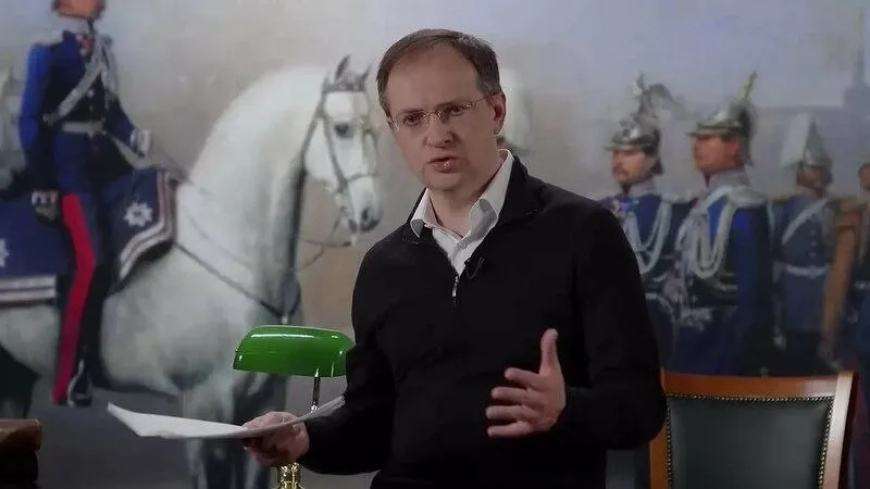 Мединский призвал россиян устраивать соревнования на русских тройках Потому что это один из национальных брендов который в отличие от балалайки матрешки и медведя имеет большую связь с реальностью Это должен быть настоящий национальный вид спорта потому что тройка лучше чем крикет сказал Мединский В этом году русская тройка была включена Минспортом во всероссийский реестр видов спорта На соревнованиях троек представлены два основных направления фигурная езда и скоростные забеги уточняет РИА Новости   Подписывайтесь на Расстригу