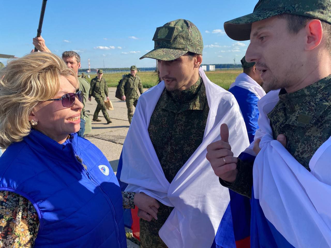 Омбудсмен Татьяна Москалькова рассказала подробности возвращения двух курян Из Сумской области вернулась домой семья Коваль. Александр Алексеевич и Наталья Михайловна находились там более четырех месяцев. К счастью, уже сегодня они будут в Курске. Возвращение стало возможным благодаря поддержке президента России Владимира Путина и при активной работе председателя и членов российской миссии по переговорам с Украиной в стамбульском формате, Минобороны России, спецслужб. - Мы продолжаем работу по вызволению ещё 30 курян, незаконно удерживаемых на территории Украины, - отметила Татьяна Москалькова. Также она поделилась трогательными кадрами.