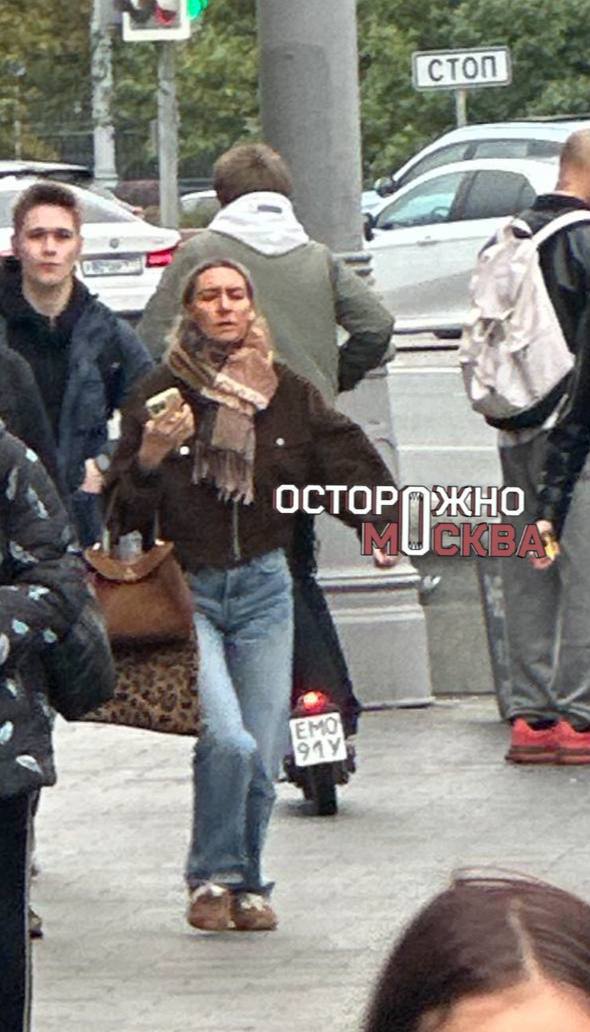 Самокатчик сбил беременную на остановке в ЦАО Пострадавшую многодетную мать госпитализировали с сотрясением мозга и ушибами По информации Осторожно новости вчера самокатчик влетел на большой скорости в автобусную остановку около метро Октябрьская и сбил ее Прохожие вызвали скорую Мать троих детей которая сейчас находится на 25 неделе беременности доставили в больницу им Юдина