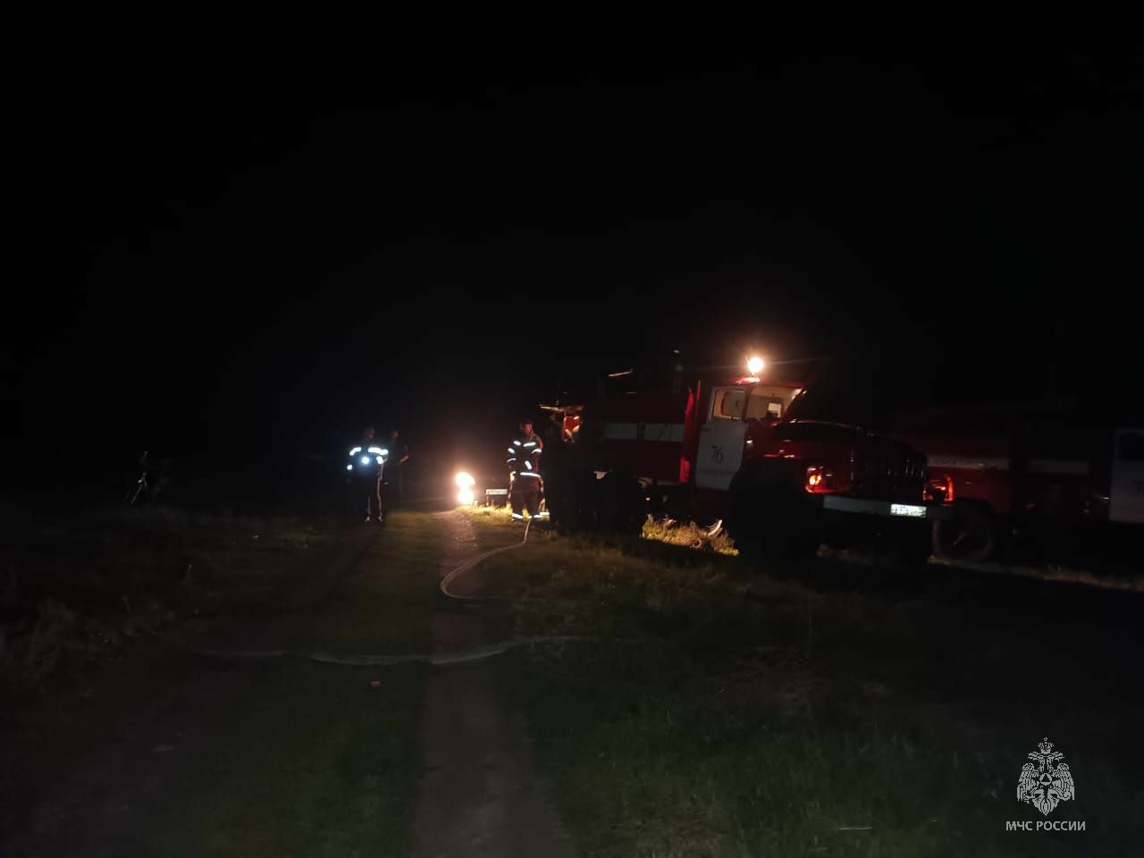 В Третьяковском районе на пожаре погибли люди. Вчера поздно вечером поступило сообщение о возгорании в частном жилом доме в селе Староалейское по улице Охотный ряд. На момент прибытия первых подразделений МЧС России горело внутри дома. Плотное задымление. Пожар ликвидирован на площади около 30 квадратов. Огнем повреждены стены, мебель и вещи. В ходе тушения пожарными обнаружены тела 2 мужчин. По предварительным данным, причиной трагедии стало неосторожное обращение с огнем. Ведется следствие, устанавливаются все обстоятельства произошедшего. На месте работают дознаватели МЧС России и сотрудники полиции. Время задуматься о собственной жизни. Установи в жилье пожарный извещатель. Прибор обнаружит пламя на ранней стадии. Среагирует на дым громким звуком. Приобрети огнетушитель. Он поможет справиться с возгоранием на ранней стадии. Первым делом вызывай пожарных по номерам: 101 или 112. Ваша безопасность - ваша ответственность!