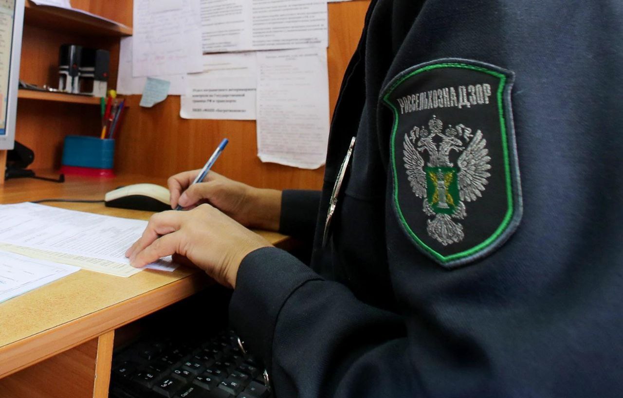 Россельхознадзором выдано свыше 230 предостережений общепитам Крыма, Севастополя, Запорожской и Херсонской областей Сотрудниками Азово-Черноморского межрегионального управления Россельхознадзора за период с 1 февраля по 15 июня 2025 года проведено 197 выездных обследований предприятий общественного питания 241 хозяйствующий субъект , осуществляющих деятельность в Республике Крым, г. Севастополь, Запорожской и Херсонской областях, с последующим мониторингом в компоненте «Меркурий». По результатам проведенных мероприятий на территории Херсонской области выявлено 26 точек общественного питания, где продукция животного происхождения, используемая для приготовления блюд, не имела ветеринарных сопроводительных документов, что исключает возможность определить её изготовителя, а также другие сведения, необходимые для гарантии качества и безопасности. Все индивидуальные предприниматели получили предостережения. В Запорожской области из 88 хозяйствующих субъектов, занимающихся приготовлением и реализацией блюд, содержащих продукцию животного происхождения, все получили предостережения по фактам нарушений. Среди них: отсутствие регистрации хозяйствующего субъекта в компонентах «Цербер» и «Меркурий», несвоевременное гашение ВСД на продукцию. В г. Севастополь проведено 19 выездных обследований. Во всех точках общественного питания выявлено отсутствие документов на продукцию, используемую при приготовлении блюд. 19 хозяйствующих субъектов получили предостережения. В Республике Крым проведено 91 выездное обследование в отношении 108 хозяйствующих субъектов. По фактам отсутствия ВСД на продукцию животного происхождения, используемую для приготовления блюд, и нарушения сроков гашения ВСД было выписано 99 предостережений. По фактам всех нарушений проинформирован Роспотребнадзор. Россельхознадзором будут организованы внеплановые проверки.