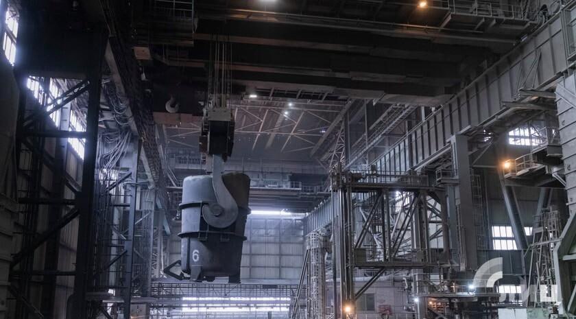 Крупные компании могут бесплатно страховать инвестпроекты от военных рисков Минпромторг Крупнейшие компании Донбасса и Новороссии с ноября могут бесплатно страховать инвестиционные проекты от военных рисков соответствующую программу приняло Правительство России Об этом в интервью ЛИЦ сообщил министр промышленности и торговли РФ Антон Алиханов Он рассказал что ведомство задействует отраслевые и общесистемные меры поддержки предприятий в Донбассе и Новороссии Ведутся и разработки новых инструментов Так с ноября крупнейшие компании смогут бесплатно страховать инвестиционные проекты от военных рисков сказал министр Алиханов подчеркнул что в настоящее время для промышленности регионов сохраняются серьезные вызовы Гражданские предприятия регулярно подвергаются террористическим обстрелам со стороны киевского режима который целенаправленно стремится дестабилизировать жизнь населения и бизнеса В ответ на эти угрозы Правительством была принята программа страхования военных рисков Она предусматривает покрытие возможного ущерба и гарантирует выплаты на восстановление объектов после обстрелов пояснил он Полный текст интервью с министром будет опубликован на сайте ЛИЦ 10 ноября