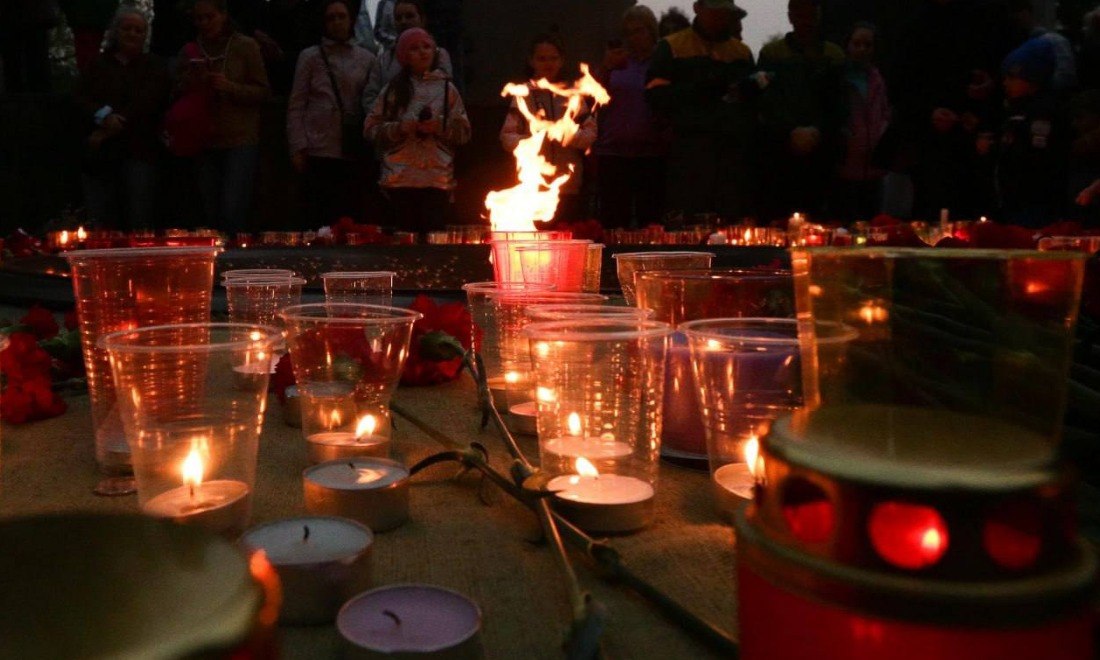 Свет Победы зажжётся в Новосибирске 21 июня Новосибирск станет одним из первых четырёх городов России, принимающих участие в мультимедийном проекте «Свет Победы», посвящённом подвигу нашего народа в годы Великой Отечественной войны. В 21:30 на фасадах Монумента Славы появятся изображения сибиряков, которые сражались на фронте и трудились в тылу. Их подвиги вдохновляют нас и сегодня, когда мы защищаем страну и восстанавливаем мирную жизнь. А в 22:30 начнётся акция «Огненные картины» — в память о тех, кто не вернулся с войны, зажжём тысячи свечей. Это будет трогательный момент единения и памяти. 22 июня в 16:15 12:15 мск по всей стране объявят минуту молчания в честь павших героев. Присоединяйтесь к акции в Центральном парке, на Михайловской набережной, в Первомайском сквере и на площади Ленина. Прислать новость