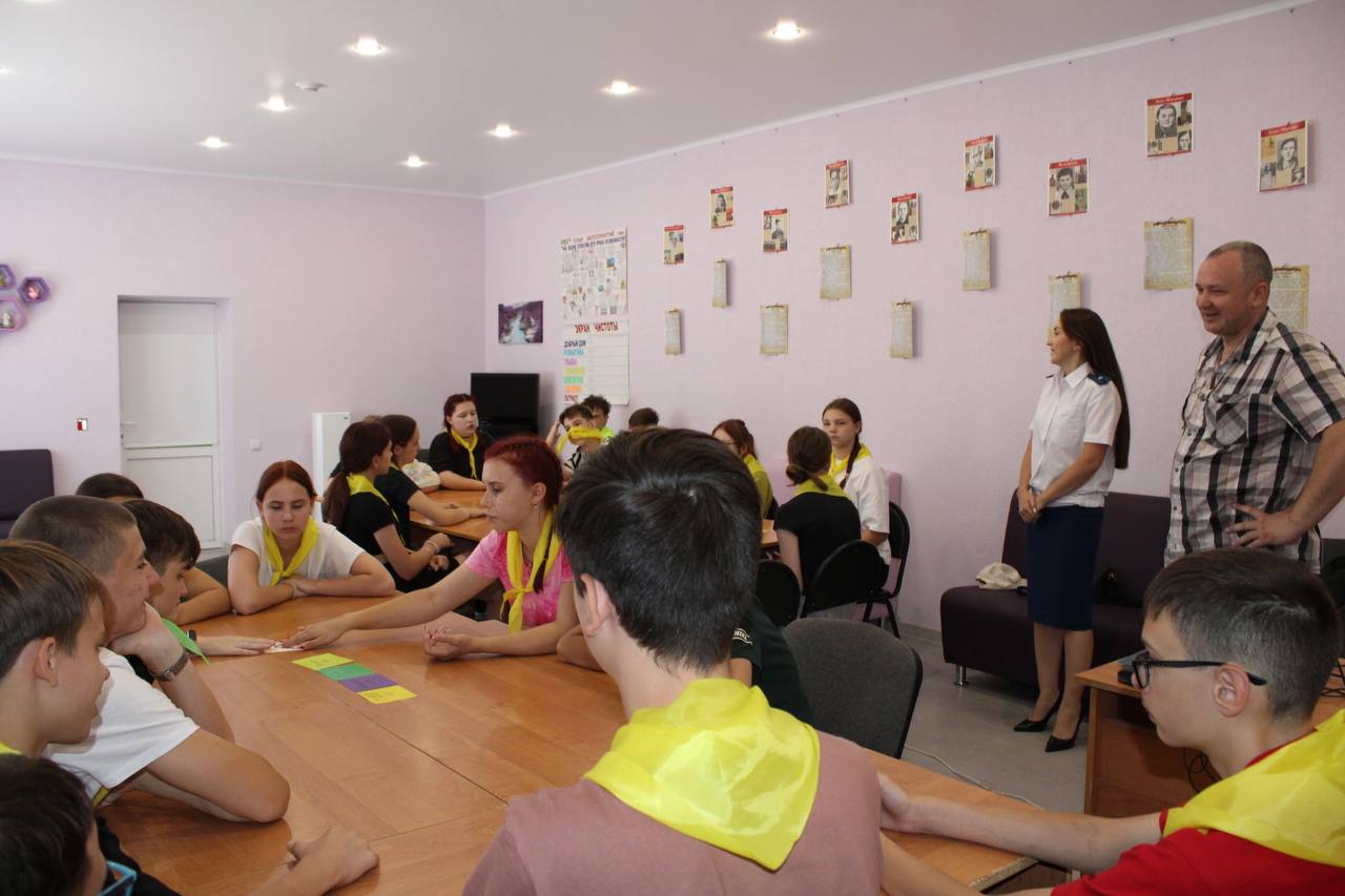 Прокуратура Кировского района Саратова совместно с доцентом кафедры прокурорского надзора "Саратовская государственная юридическая академия» организовала встречу с ребятами детского оздоровительного лагеря "Дружба". В ходе встречи до участников доведена информация о профилактике правонарушений, юридической ответственности, личной и общественной безопасности. Подчёркивалась важность законопослушного поведения и уважения к закону. Молодёжь узнала о своих правах, обязанностях и действиях в экстренных ситуациях. Кроме того, проведена профилактическая игра «Я знаю закон». В ходе игры с участниками состоялся открытый, созидательный, конструктивный диалог, даны разъяснения, конкретные советы и рекомендации правового характера. Работа по правовому просвещению граждан с целью повышения правосознания и формирования высокой правовой культуры будет продолжена.