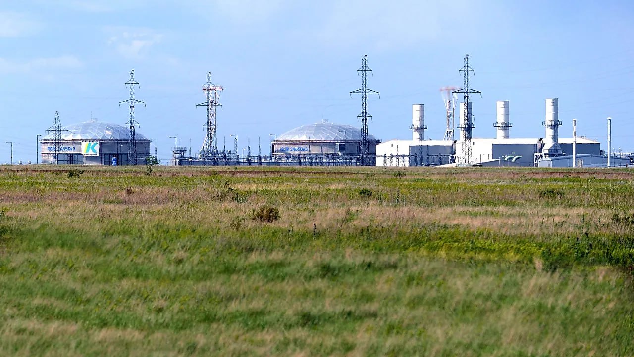 Старый газовый друг, лучше новых двух Акционеры проекта разработки Карачаганакского месторождения, в число которых входят Eni, Shell, Сhevron, "Лукойл", застопорили строительство газоперерабатывающего завода ГПЗ мощностью 4 млрд кубометров в год. Переговоры о строительстве ГПЗ шли в течение двух лет. "Казахстан оказывал всестороннюю поддержку этому проекту. Но Казахстан признал неприемлемыми с экономической точки зрения условия, поставленные акционерами по итогам переговоров. В их числе было условие выплаты $1 млрд дополнительно к 100% расходов на строительство Карачаганакского газоперерабатывающего завода", — сообщили в Минэнерго Казахстана. Карачаганак — единственное газоконденсатное месторождение в Казахстане с большим дебитом газа. Запасы месторождения оцениваются в 1,3 трлн куб. м газа и 1,2 млрд тонн нефти и газового конденсата. Сейчас газ с месторождения перерабатывается на мощностях Оренбургского газоперерабатывающего завода "Газпром переработки". В 2022 году было подписано соглашение о поэтапном росте объема переработки газа с Карачаганака на Оренбургском ГПЗ с 9 млрд до 11 млрд кубометров в год. Однако Казахстан хотел построить собственные газоперерабатывающие мощности для газа Карачаганака, чтобы в том числе снизить свою зависимость от России в этом вопросе. В начале июня стало известно, что консорциум во главе с Eni и Shell перенесли сроки ввода ГПЗ на два года — с 2028 г. на 2030 г, предложил Казахстану увеличить стоимость строительства ГПЗ с $3,5 млрд до $6 млрд. При этом Казахстан должен был обеспечить финансирование в $1 млрд для обеспечения рентабельности проекта. Акционеры потребовали компенсации затрат, так как окупить затраты на строительство завода в течение 3–4 лет невозможно. Срок соглашения о разделе продукции с Казахстаном по этому месторождению истекает в 2033 году. В Минэнерго Казахстана сообщили, что сейчас рассматривается возможность реализации данного проекта с другими партнерами. Какими — не называется.