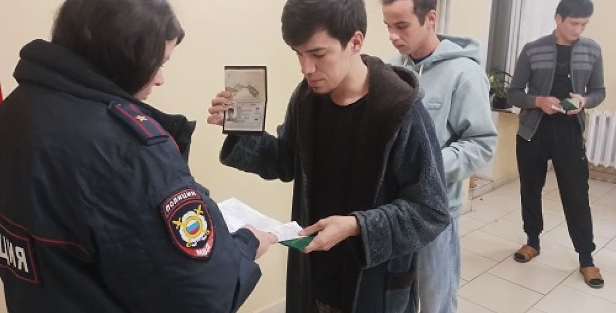 В Новочеркасские возбуждены 20 дел об административных правонарушениях в отношении иностранных граждан Сотрудники Межмуниципального управления МВД России Новочеркасское при силовой поддержке Управления Росгвардии региона в ходе ОПМ Нелегал 2025 провели мероприятия направленные на выявление и пресечения правонарушений в сфере миграции Об этом сообщает пресс служба ГУ МВД России по Ростовской области Об этом сообщает пресс служба ГУ МВД России по Ростовской области В ходе проводимых мероприятий выявлены и возбуждены 20 дел об административных правонарушениях в отношении иностранных граждан В отношении 4 иностранных граждан приняты решения о принудительном административном выдворении за пределы Российской Федерации с помещением в специальное учреждение для содержания иностранных граждан и лиц без гражданства подлежащих административному выдворению депортации или реадмиссии Сотрудники полиции регулярно проводят подобные профилактические мероприятия направленные на выявление и пресечение фактов нарушений миграционного законодательства и иных противоправных деяний Подписаться на Новости Ростова Прислать новость Мы в Max rostovnews61