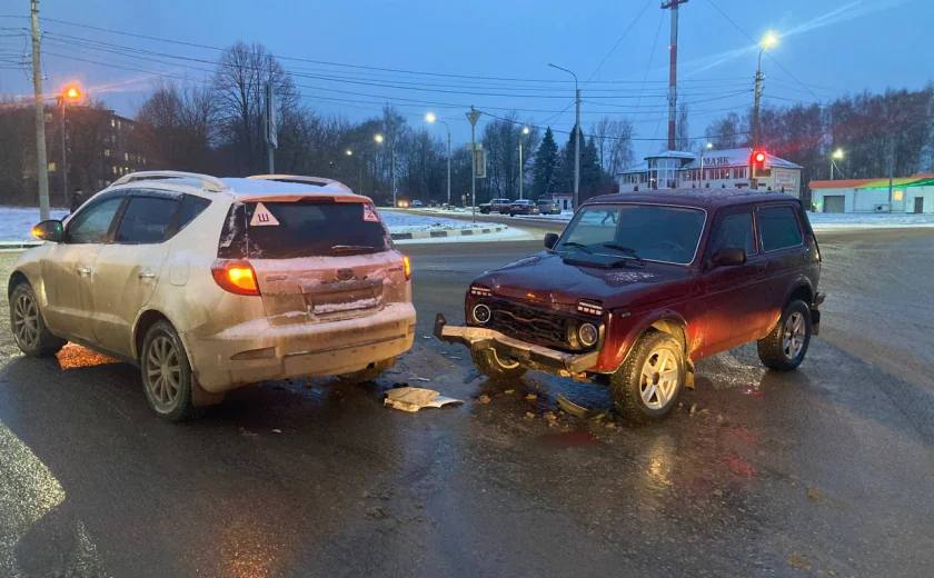 Водитель «Лады» пострадал после ДТП с Geely в Щекино.  В Щекино 15 января в 07:50 на улице Болдина произошло ДТП.  По предварительной информации регионального управления ГИБДД, 38-летний мужчина на Geely, поворачивая налево, столкнулся с «Лада-212140». За рулем отечественной легковушки находился 62-летний мужчина.  В результате ДТП водитель «Лады» получил травмы. Ему оказали медицинскую помощь.  Источник Тула пресса