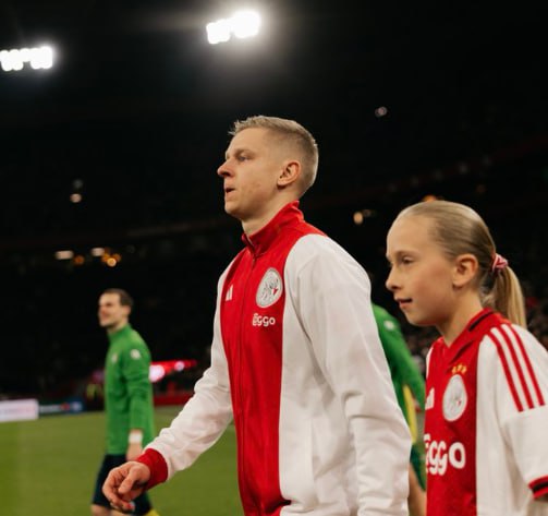 Александр Зинченко выбыл из за травмы на длительный срок Защитник получил травму колена в самом начале игры против Фортуны Теперь Зинченко понадобится операция и в этом сезоне он на поле уже не появится сообщает сайт Аякса За новый клуб украинец успел провести 21 минуту в двух матчах Подписывайтесь на РИА Новости Спорт в MAX