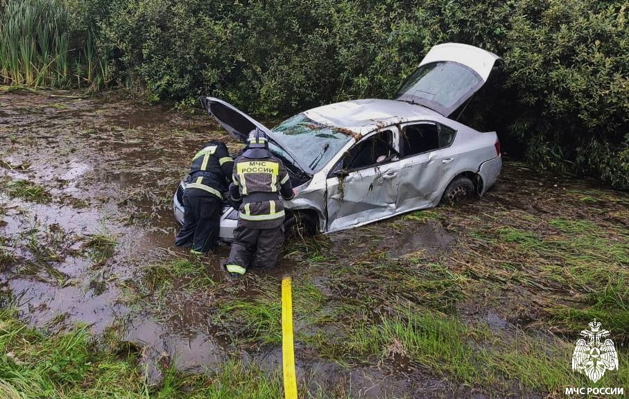 На 300 километре автодороги Р-120, в районе деревни Васьково Починковского округа, произошло дорожно-транспортное происшествие. Водитель легкового автомобиля не справился с управлением, в результате чего транспортное средство съехало в кювет и опрокинулось. Прибывшие на место сотрудники МЧС России отключили аккумуляторную батарею для предотвращения возможного возгорания и поставили авто на колеса.  Все, кто был в салоне автомобиля, осматриваются медиками.  Обстоятельства ДТП устанавливают сотрудники Госавтоинспекции.    #МЧСРосии #ЧП