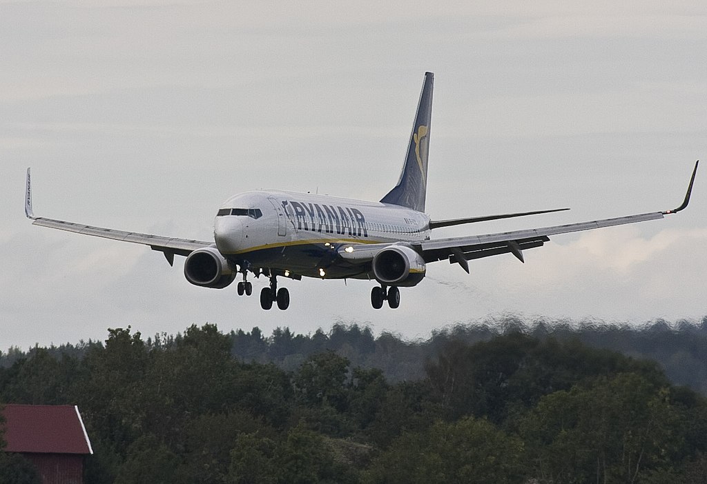Вслед за Китаем, от самолётов Boeing может отказаться крупнейший лоукостер в Европе  “Если в отношении этих самолетов будут введены пошлины, есть высокая вероятность, что мы отложим поставки”, — заявил глава Ryanair Майкл О’Лири в интервью Financial Times.  В надежде на то, что “здравый смысл победит”, на данный момент компания рассматривает возможность отложить поставки заказанных 25 бортов на март или апрель 2026 года, вместо августа нынешнего, отметил он.   По его словам, ожидаются серьёзные дискуссии между авиапроизводителями и авиаперевозчиками касательно того, кто будет нести расходы на пошлины.  Отметим, что Ryanair не первая западная авиалиния, которая оказалась в западне развязавшейся торговой войны. Так, глава Delta Air Lines Эд Бастиан тоже сообщил, что его компания готова приостановить получение уже заказаных 10 широкофюзеляжных самолётов от Airbus по той же причине.   И это неудивительно, ведь даже введёные 10-процентные пошлины оказывают существенное влияние на рынок. Например, по оценкам консалтинговой компании Cirium, Delta Air Lines ожидает переплата в 150 млн долларов за упомянутые выше лайнеры.     Ragnhild&Neil Crawford  #Постфактум     Онлайн-проект eMAKS