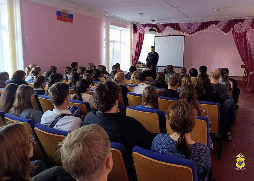 В Херсонской области завершился второй этап акции Призывник Защитник Отечества Акция проводилась Главным управлением МВД России Она направлена на повышение эффективности межведомственного взаимодействия в борьбе с вовлечением молодежи и призывников в незаконный оборот наркотиков В рамках акции прошло более 60 мероприятий с участием полицейских военных комиссариатов и органов местного самоуправления Обучающимся объяснили ответственность за нарушение антинаркотического законодательства и пагубное влияние наркотиков на здоровье