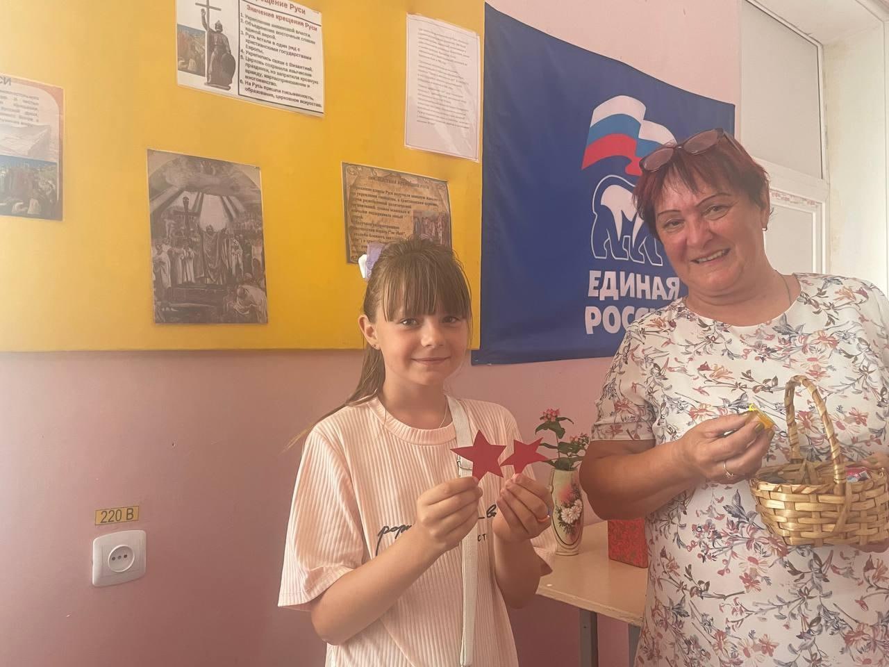 По следам Святой Руси В МБУК «Культурно-досуговый центр Великолепетихского муниципального округа» филиале №4 при поддержке Главы Великолепетихского муниципального округа, секретаря местного отделения партии «Единая Россия» Ольги Барановской прошла игровая познавательная программа ко Дню крещения Руси «По следам Святой Руси». Основной целью мероприятия стало ознакомление подрастающего поколения с ключевыми аспектами истории и духовного значения крещения Руси. В рамках программы дети совершили интерактивное путешествие в эпоху правления князя Владимира. Ребята узнали об исторических обстоятельствах выбора веры, о самом процессе крещения и о том, как принятие христианства повлияло на дальнейшее развитие государства и общества. Кульминацией мероприятия стала познавательная викторина «Русь крещенная! Русь православная!», которая позволила закрепить полученные знания в игровой форме. Участники продемонстрировали понимание глубокого влияния крещения Руси на формирование самобытной культуры, политической системы, письменности, образования, искусства и моральных принципов общества. Мероприятие подчеркнуло важность события для формирования идентичности и культурного наследия.