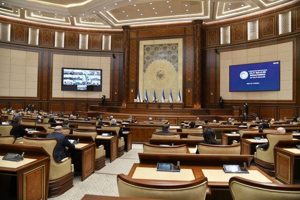 Сенат Узбекистана одобрил обязательную проверку на ВИЧ для граждан, которые провели за границей более 90 дней и возвращаются домой. Об этом сообщили в верхней палате парламента. В начале прошлого месяца эти изменения приняла нижняя палата. По данным сената, в 2024 году из 1,7 миллиона граждан, вернувшихся из-за границы, только 25 % добровольно прошли тест на ВИЧ. Вирус обнаружили у 1512 человек. Russia News - Подпишись