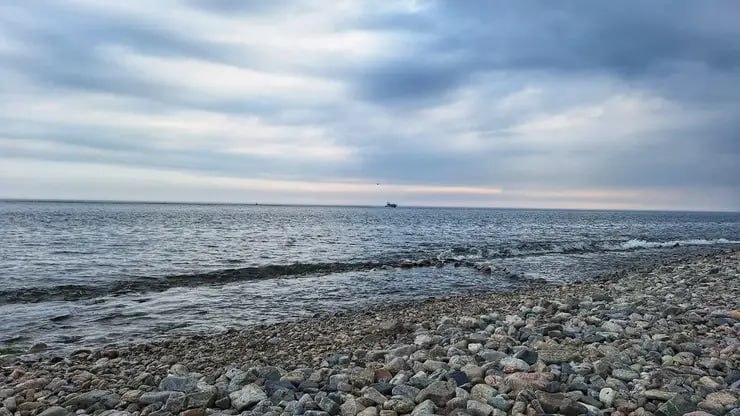 На озере Хантайское в Красноярском крае пропала лодка с пассажирами Инцидент произошел 27 сентября 2025 года на Таймыре Местонахождение одного лица установлено в отношении других организованы и продолжаются поисковые мероприятия информирует ведомство Фото sibnovosti ru   Подписаться на sibnovosti ru предложить новость