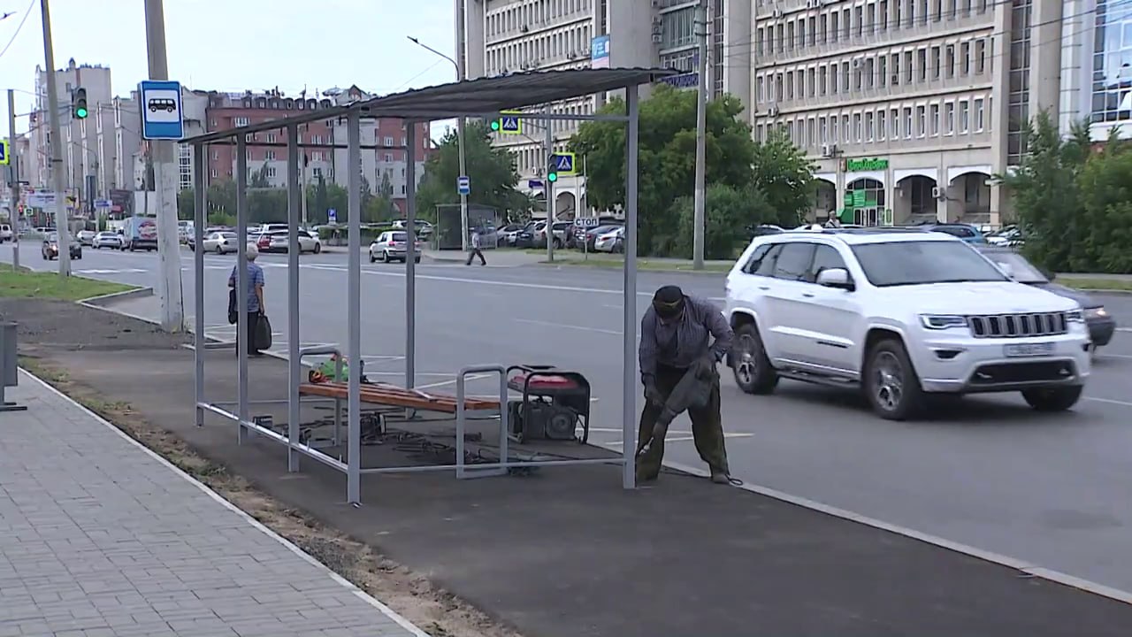 В Омске обновят более 100 остановок общественного транспорта Работы проводит УДХБ с подрядчиками в рамках муниципального задания и государственных проектов. В этом году планируется обустроить 44 остановки, 18 появятся по программе «Социальная поддержка населения», а 43 – в рамках проекта «Инфраструктура для жизни». До конца 2025 года будет модернизировано 105 остановок. В 2024 году уже обновили 50 остановок и установили 26 новых. Особое внимание обращается на доступность новых остановок для людей с ограниченными возможностями и маломобильных граждан. Подписаться Написать в редакцию