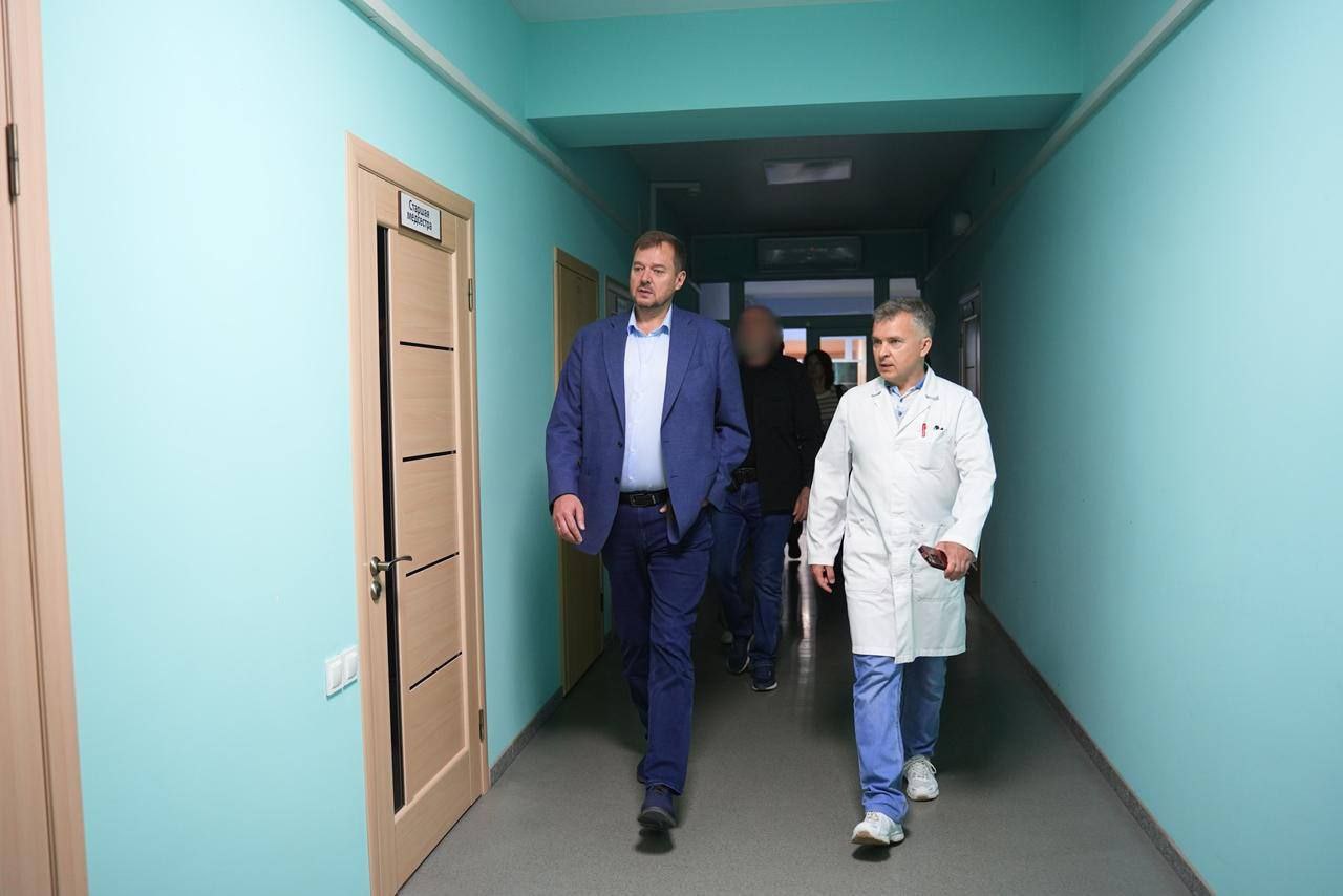 Губернатор Запорожской области Евгений Балицкий посетил пгт Весёлое, где осмотрел Весёловскую центральную районную больницу. Основные итоги визита: - Больница оснащена новым рентген-оборудованием, но есть нехватка профильных специалистов. - Врачи Федерального центра медицины катастроф «Южный» помогают на месяц, но нужны штатные кадры. - Отделение реаниматологии оснащено, но не работает из-за отсутствия специалистов. - Планируется ремонт и оснащение второго корпуса для первичной медпомощи взрослым и детям. - Требуется срочный ремонт канализационной системы, реконструкция КНС «Весёлое» включена в план на 2025 год. Балицкий поручил Минстрою контролировать разработку проектно-сметной документации. Он поблагодарил медиков за конструктивный диалог и жителей за обращения в соцсетях, подчеркнув, что проблемы будут решаться совместно с Минздравом области и персоналом больницы.