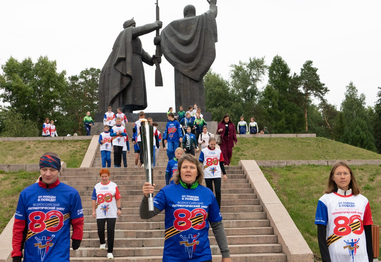 Сегодня Томск принял всероссийскую эстафету «От Победы к Победе!», посвящённую 80-летию Победы в Великой Отечественной войне.   Всероссийская забег-эстафета организована «Офицерами России» и Российским союзом спортсменов. Она стартовала 24 июня в Москве, и до 3 сентября проделает большой путь до Южно-Сахалинска и Пекина.   Профессиональные спортсмены и любители бега передают из города в город, через десятки регионов нашей страны Священный Огонь Победы, зажжённый у Кремлёвской стены.  В Томске участники забега пронесли факел по Лагерному саду к Мемориалу боевой и трудовой славы, чтобы зажечь здесь частичку Вечного огня с Могилы Неизвестного Солдата.  В Томской области нет ни одной семьи, где бы с болью и гордостью не вспоминали своих героев. На фронт в годы Великой Отечественной войны ушло почти 130 тысяч наших земляков. Домой вернулась лишь половина из них.   Мы чтим память наших бесстрашных воинов, отдавших жизни за Родину, за будущее, за нас с вами. Мы низко кланяемся подвигу тружеников тыла.   Спасибо всем, кто принял участие в забеге!   Никто не забыт, и ничто не забыто!