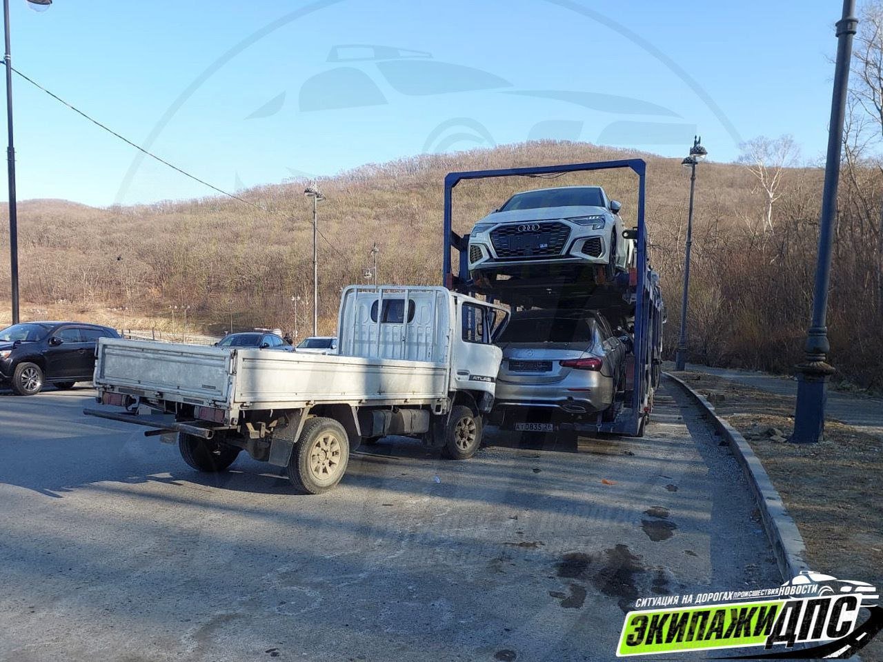 ДТП в районе ул. Адмирала Смирнова, 22 во Владивостоке.  Грузовик Nissan Atlas самопроизвольно без водителя покатился и совершил столкновение на автовоз и находящийся в грузовике новенький Mercedes.