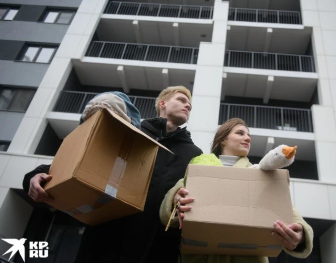 Запрета на покупку жилья по семейной ипотеке в другом регионе не будет Вместо этого действующую систему льготной ипотеки предлагается усовершенствовать. А именно ввести для получателей льготной ипотеки обязательную регистрацию в купленном жилье в течение 180 дней со дня покупки, – сообщили KP.RU в Минфине. – А также в течение пяти лет после приобретения жилья по ипотеке установить обязанность не реже одного раза в год подтверждать регистрацию по адресу приобретенной недвижимости. Это сделано, для того чтобы пресечь схему, когда льготные программы используют для покупки квартиры в инвестиционных целях, – добавили в ведомстве. Однако у нововведения есть и критики . По мнению эксперта, регулировать рынок надо не запретами, а стимулами. Изменения могут принять осенью этого года, а вступить в силу они могут уже с 1 января 2026 г.