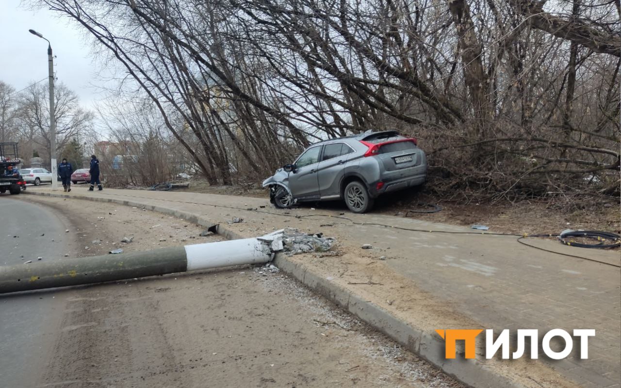 ДТП на Краснофлотской  Мужчина за рулём Mitsubishi не справился с управлением и снёс столб.  У водителя наблюдаются признаки алкогольного опьянения. Экспертиза подтвердила, что концентрация алкоголя в выдыхаемом воздухе составила 1,01 мг/л, что эквивалентно примерно 2 промилле. Травм он не получил.  Движение затруднено из-за упавшей на дорогу мачты освещения.    Пилот Подписаться  #дтп #авария