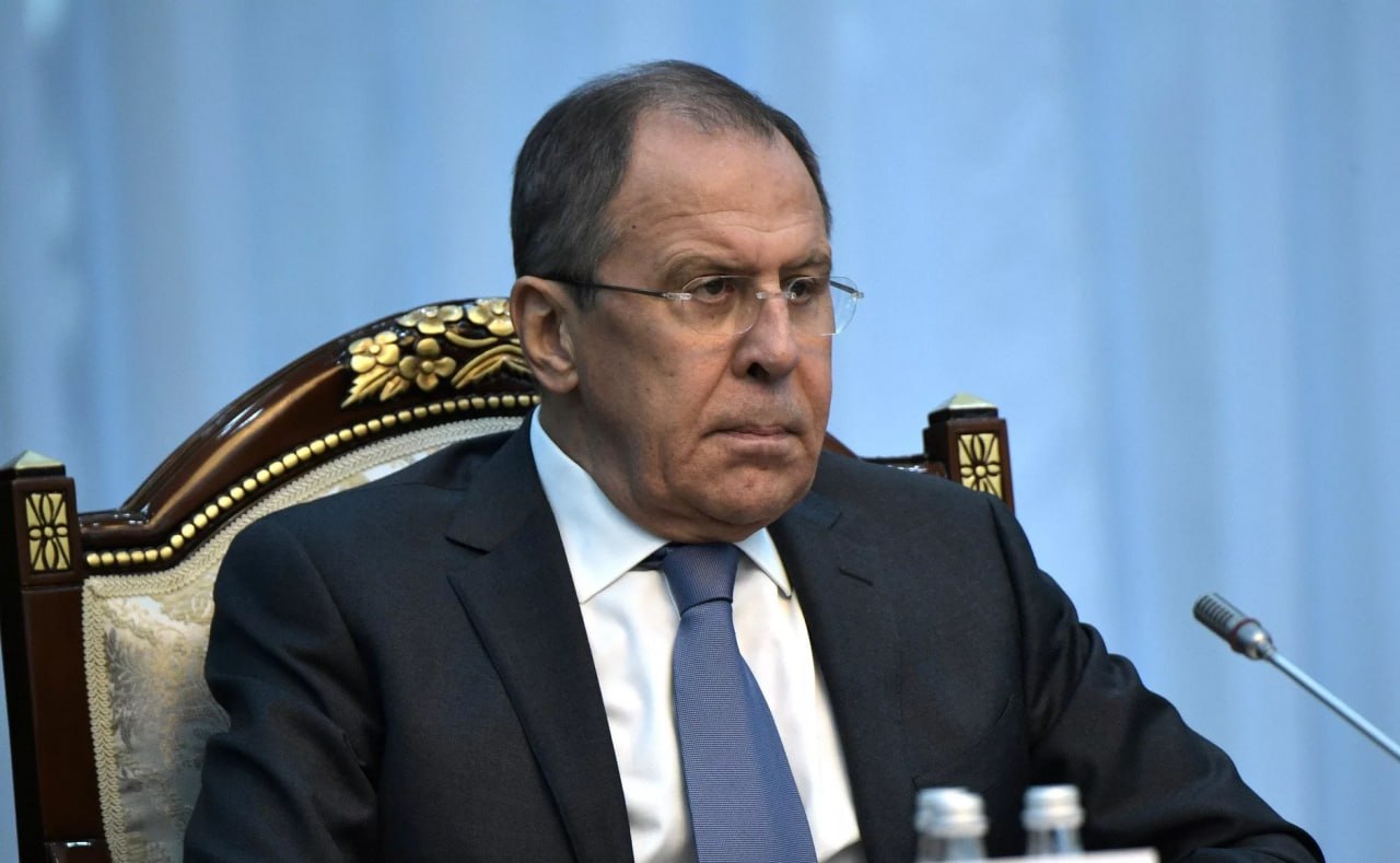 Лавров: Легитимность Зеленского станет ключевым вопросом при урегулировании на Украине Министр иностранных дел России Сергей Лавров заявил, что вопрос легитимности президента Украины Владимира Зеленского будет решающим при подписании соглашений по урегулированию конфликта. «Когда дойдет до подписания, вот там вопрос легитимности будет иметь решающее значение, потому что если подпишут те, чья легитимность, мягко говоря, никого уже не убеждает, то сменщики могут поставить под сомнения достигнутые договоренности», — объяснил глава МИД РФ. Лавров также сообщил, что Россия готовится ко второму раунду переговоров с Украиной, и работа над меморандумом уже находится на продвинутой стадии. По его словам, Украина ошибочно полагала, что Запад будет бесконечно её поддерживать, но позиция экс-президента США Дональда Трампа показала иное. Кроме того, министр считает нереалистичным проведение переговоров в Ватикане, как предлагалось ранее. Подписаться Написать в бот