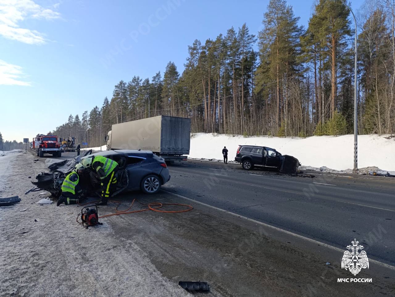 В 11:40 в дежурную смену поступило сообщение о столкновении двух легковых автомобилей по адресу: Кондопожский район, ФАД Р-21 "Кола", 460 км. В результате ДТП погиб 1 человек, пострадали 3 человека.    От МЧС Республики Карелия на месте работали 5 человек.    Специалисты провели работы по деблокировке пострадавших и отключению аккумуляторной батареи.     МЧС Республики Карелия