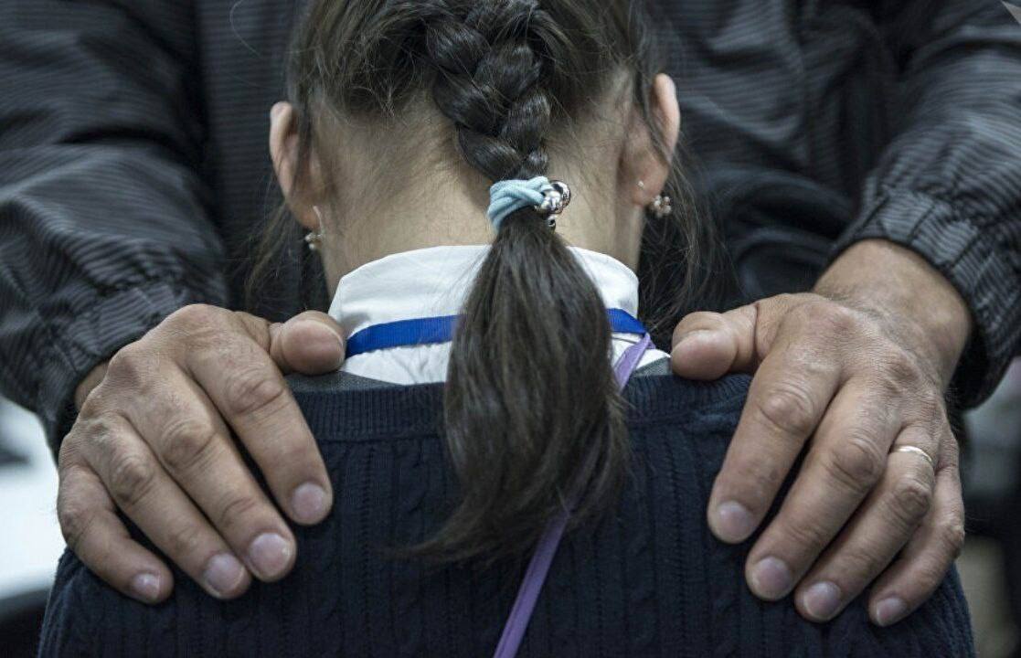 В Подольске задержан очередной мигрант-педофил 24 мая ранее судимый за преступления сексуального характера 43-летний гражданин узбекистана Хуршид К. – на улице Подольска домогался 9-летней девочки: обнимал, трогал за плечи, преследовал, поцеловал в щеку и даже залез рукой под футболку. Директор одного из магазинов заметила, как на улице мужчина пристаёт к ребёнку. Женщина сразу обратилась в полицию. Подоспевшие правоохранители быстро задержали извращенца. Русский Меч - подписаться