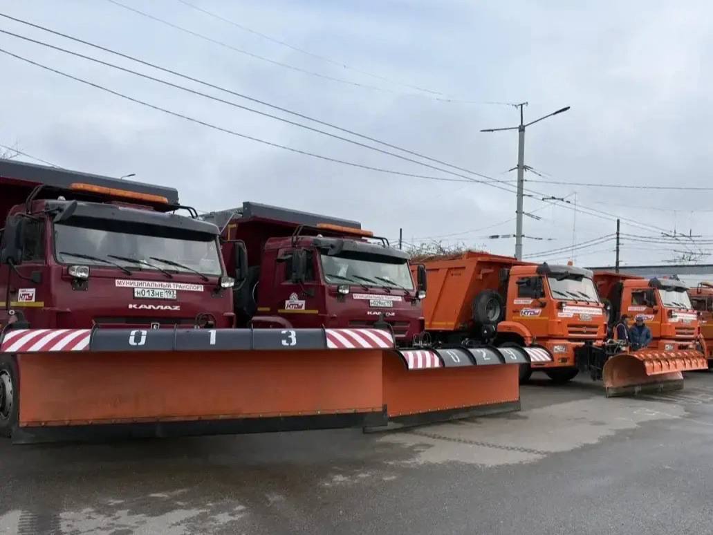 В Краснодар приходят первые заморозки Напоминаю жителям и гостям города что нужно быть внимательнее на дорогах Сегодня в краевом центре не прогнозируют существенных осадков но уже к вечеру температура воздуха опустится ниже нуля Возможно образование гололедицы Ночные заморозки ожидаются в ближайшие четыре дня Наши специалисты круглосуточно мониторят обстановку на дорогах Сегодня с 19 00 на улицы города выйдет спецтехника Она будет дежурить у мостов и путепроводов на пригородных автодорогах При необходимости начнётся обработка противогололёдной смесью Водители не выезжайте на летней резине На дорогах может быть скользко будьте осторожны