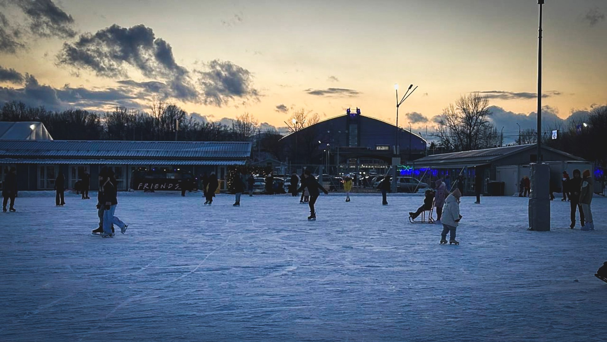 Из за сильного похолодания до 30 градусов каток на площади 1905 года в Екатеринбурге приостанавливает работу 24 и 25 декабря   Безопасность посетителей и качество льда на первом месте Открытие 26 декабря когда потеплеет   Возврат билетов электронные через онлайн сервис бумажные в кассе катка с 26 декабря Следите за погодой и планируйте прогулки   Присылайте фото видео и новости OSTagilCity bot