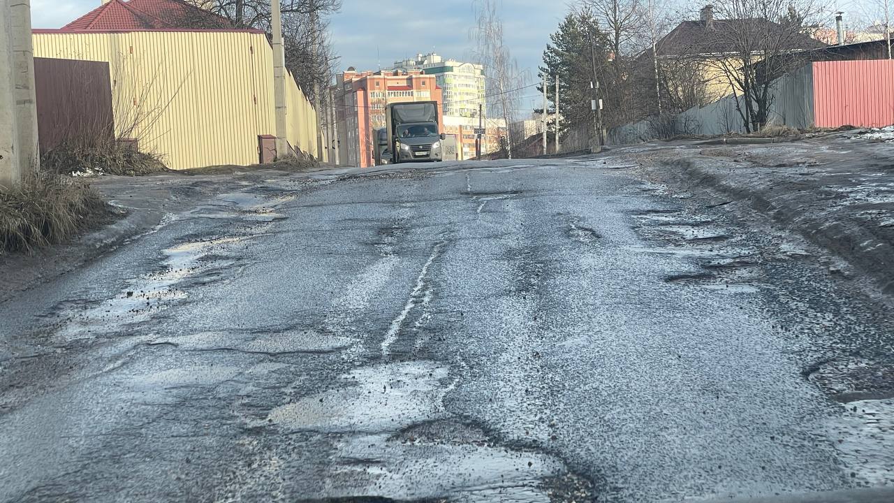 Прислали через  :  «Ситуация с ивановскими дорогами крайне печальная - сошел снег, сошел и асфальт. Так, после проезда моста в Авдотьино на Революционную начинается полоса препятствий. Пробоины такой глубины, что машины объезжают зигзагами или по встречке.   Где гарантии подрядчика? Где дорожное хозяйство? Где ремонт? Где все? Ау!  Примите меры по восстановлению дорожного покрытия!!!»