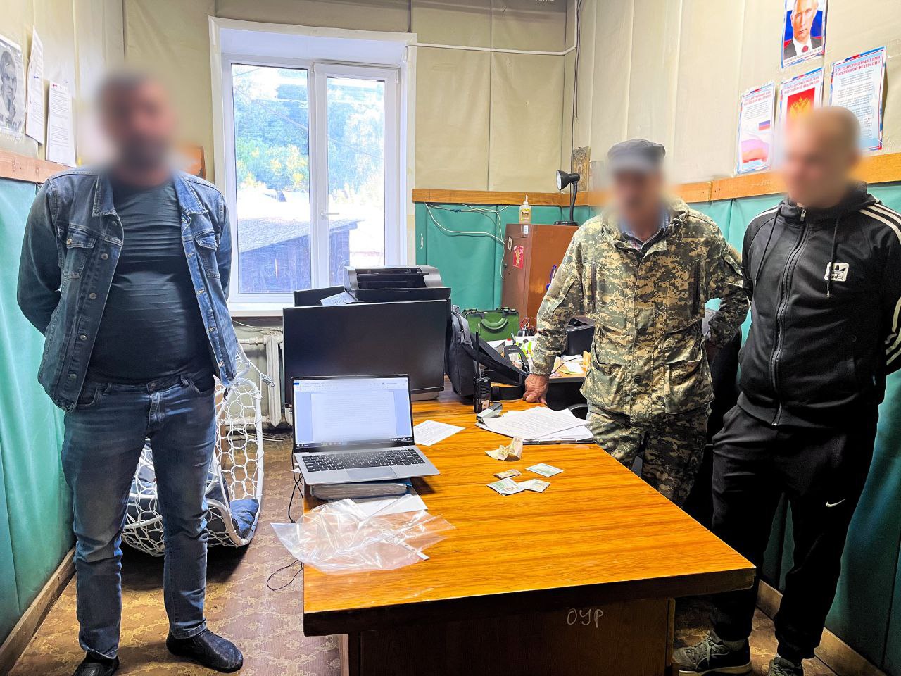 ‼ В Гороховце будут судить иностранного гражданина, обвиняемого в покушении на дачу взятки сотруднику полиции В Вязниковском межрайонном следственном отделе регионального следственного управления завершено расследование уголовного по обвинению гражданина одного из государств СНГ 1985 года рождения в совершении преступления, предусмотренного ч. 3 ст. 30 ч. 3 ст. 291 УК РФ покушение на дачу взятки за совершение заведомо незаконного бездействия в значительном размере . Следствием установлено, что 22 мая 2025 года на автовокзал в городе Гороховце были вызваны сотрудники полиции, поскольку пассажир автобуса, следующего по маршруту Нижний Новгород – Москва, находился в состоянии алкогольного опьянения. Нарушителем оказался иностранный гражданин, проживающий в Набережных Челнах, который был доставлен в отделение полиции по Гороховецкому району. Не желая быть привлеченным к административной ответственности, обвиняемый попытался передать полицейскому ППС, составляющей протокол об административном правонарушении, взятку в сумме 200 долларов США, положив деньги перед ней на стол. Противоправные действия обвиняемого были пресечены, а денежные средства изъяты следователем СК. Судом было удовлетворено ходатайство следователя СК об избрании мужчине меры пресечения в виде заключения под стражу. Собранные доказательства признаны достаточными для направления уголовного дела с утвержденным обвинительным заключением для рассмотрения в суд.