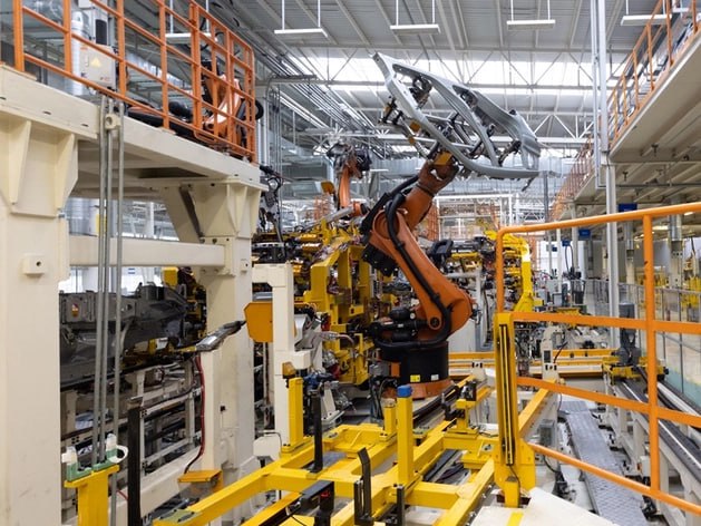 Нижегородский завод Volkswagen хотят перезапустить В 2026 г в Нижнем Новгороде планируется перезапустить бывший завод Volkswagen Об этом заявил глава министерства промышленности и торговли РФ Антон Алиханов передает ТАСС По его словам в следующем году должны быть юридически оформлены соглашения с новыми партнерами Антон Алиханов сообщил журналистам что в несколько перезапущенных после ухода иностранных автокомпаний площадок будет инвестировано более 350 млрд руб от российских компаний Как писал NN DK RU о планах компании Geely занять площадку Volkswagen Предполагалось что там может быть локализовано производство кроссовера Monjaro и седана Emgrand Деловой квартал НН