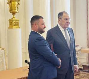 Вручение дипломов выпускникам МГИМО: Руслан Демчев получил диплом от Сергея Лаврова     В Доме приемов Министерства иностранных дел России состоялась торжественная церемония вручения дипломов выпускникам Московского государственного института международных отношений  МГИМО . В мероприятии приняли участие министр иностранных дел Российской Федерации Сергей Лавров, статс-секретарь – заместитель министра обороны РФ, председатель фонда СВО «Защитники Отечества» Анна Цивилева, ректор МГИМО Анатолий Торкунов и заместитель Губернатора Тульской области Алексей Давлетшин.  ↗  Прислать новость   Подписаться